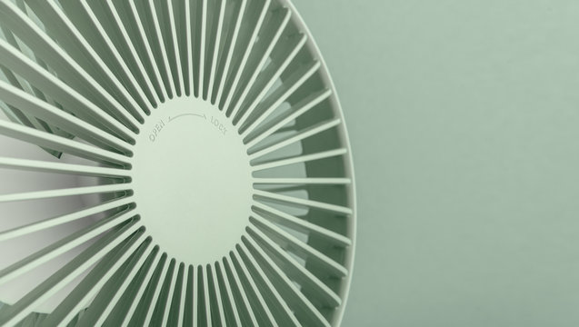 minimalistisches Produktfoto eines gr&uuml;nen Ventilators vor gr&uuml;nem Hintergrund
