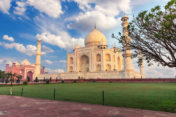 Obraz premium Famous Taj Mahal in India, beautiful view