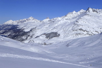 Fototapeta na wymiar Bivio, Skitour auf den Piz dal Sasc. Blick auf Gipfel der Piz d´Err- Gruppe.