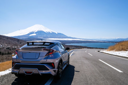車と富士山と山中湖