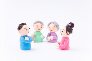 手作り紙粘土人形　老夫婦と若い男女　家族　介護
