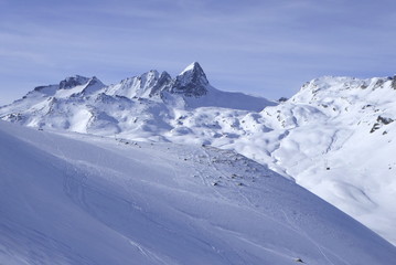 Bivio, Skitour auf den Piz dal Sasc. Blick auf die Gipfel Piz Mäder, Piz Turba und Piz Forcellina. © Reinhold Einsiedler