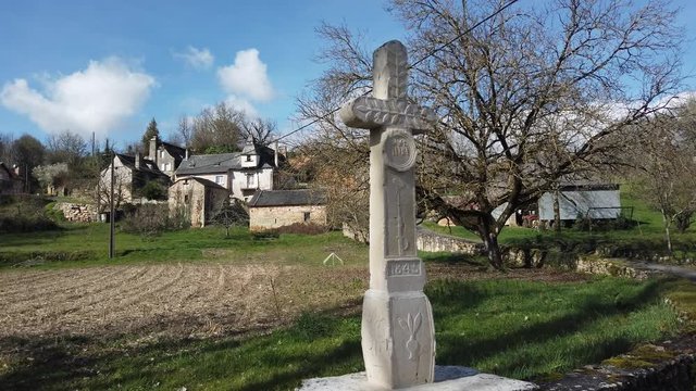 Saint Cernin de Larche (Corrèze, France) - Laroche - Croix sculptée pittoresque