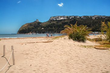 Naklejka premium Cagliari, veduta della spiaggia del Poetto e Sella del Diavolo, Sardegna, Italia 