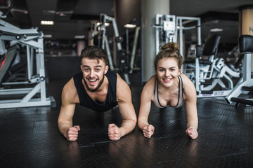 Trainer man and woman standing in the bar during fitness group classes