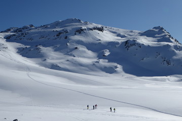 Fototapeta na wymiar Bivio, Skitour auf den Piz dal Sasc. Blick auf Piz dal Sasc mit Tourenläufergruppe.