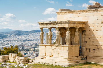 Obraz premium Detail of caryatids statues on the Parthenon on Acropolis Hill, Athens, Greece