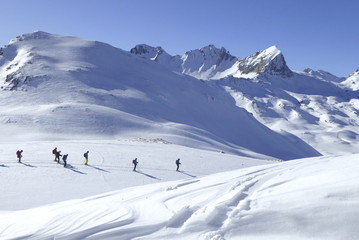 Bivio, Skitour auf den Piz dal Sasc. Skitourengeher vor den Gipfeln Motta da Sett, Piz Mäder, Piz Turba und Piz Forcellina. © Reinhold Einsiedler