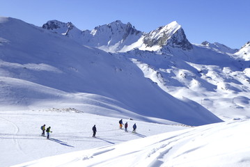 Fototapeta na wymiar Bivio, Skitour auf den Piz dal Sasc. Skitourengruppe gegen Piz Mäder, Piz Turba und Piz Forcellina.