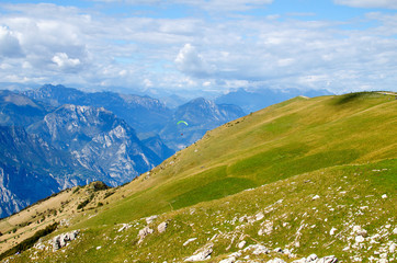 Obraz premium A view of the side of a mountain. High quality photo