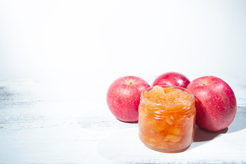 日本のポピュラーな赤いリンゴ「ふじ（fuji）」を使って作ったリンゴジャム。皮つきなので色が赤くてきれい。