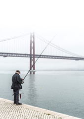Pescando en el puente de Lisboa