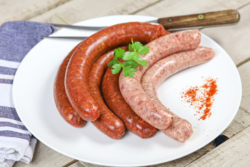 merguez et saucisses cru dans une assiette