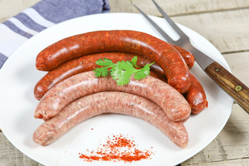 merguez et saucisses cru dans une assiette