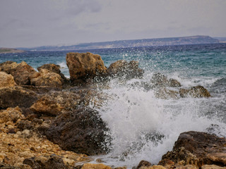 Wellen schlagen auf Felsen