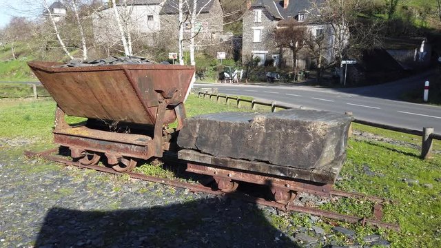 Allassac (Corr&egrave;ze, France) - Hommage &agrave; l'exploitation ardoisi&egrave;re dans le village