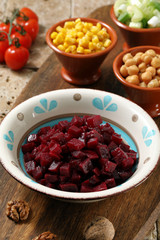 cibo vegetariano insalata di barbabietola rossa ceci e mais