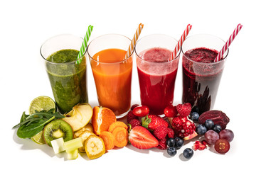 Naturalny sok owocowo warzywny na stole z owocami i warzywami