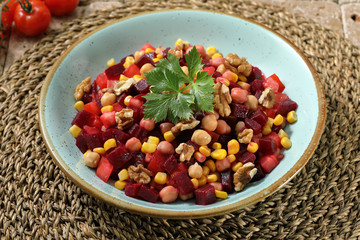 cibo vegetariano insalata di barbabietola rossa ceci e mais