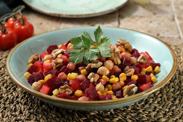 cibo vegetariano insalata di barbabietola rossa ceci e mais