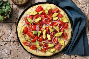 Pizza bianca con avocado pomodori e cipolla