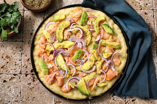 Pizza bianca con avocado salmone e cipolla