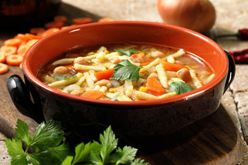 Tradizionale zuppa Italiana con ceci e pasta su tavolo di cucina 