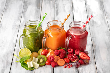 Naturalny sok owocowo warzywny na stole z owocami i warzywami - obrazy, fototapety, plakaty