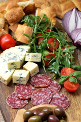 Antipasto con salame formaggio insalata e pomodori