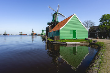 Naklejka premium wind mills and old houses, Zaanse Schans, The Netherlands
