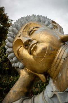 Estatua budismo num parque em Portugal