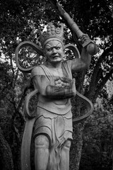 Fototapeta na wymiar Estatua budismo num parque em Portugal