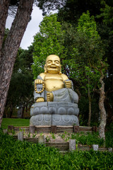 Obraz premium Estatua budismo num parque em Portugal