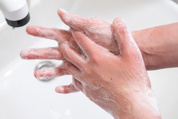 衛生的手洗い 指の間を洗う Hygienic hand wash Wash between fingers