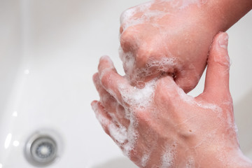 Fototapeta premium 衛生的手洗い 指をねじりながら洗う Hygienic hand wash Wash while twisting fingers