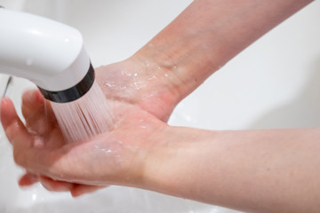 衛生的手洗い　泡を洗い流す Hygienic hand wash Wash away the bubbles