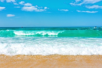 Fototapeta na wymiar Waves, sea, océan, sand on the beach
