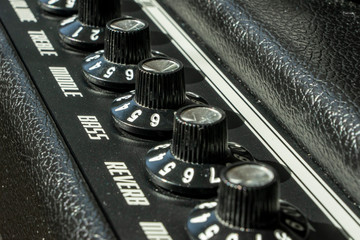 Live-Konzert / Bühne / Studio: elektrischer Gitarrenverstärker im Detail mit...