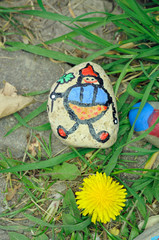 bemalte steine vor einem kindergarten