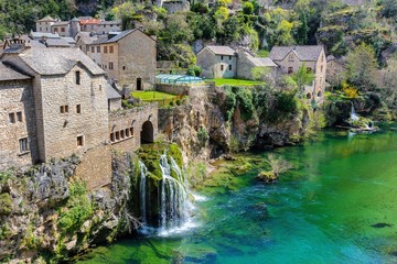 Vue générale de Saint Chély du Tarn. Gorges du Tarn en Lozère