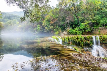 La cascade de la Vis un matin d'automne.