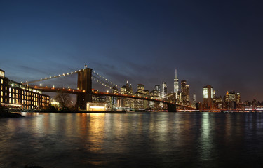 Brooklyn Bridge und Skyline New York City / Manhatten