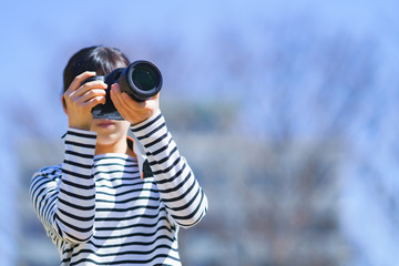 カメラ　カメラ女子　デジカメ　一眼カメラ　撮影する　部活　報道　フォトグラファー　趣味　副業　趣味