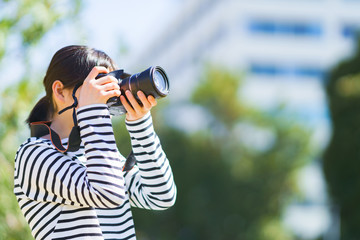 Japanese photographer shooting picture  - obrazy, fototapety, plakaty