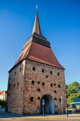 Fototapeta na wymiar rostock, deutschland - mittelalterliches steintor in der altstadt