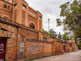 Orange brick apartmentbuilding in Bogotá,