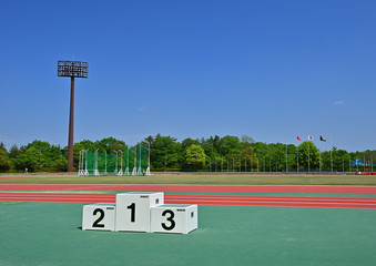 陸上競技場と表彰台