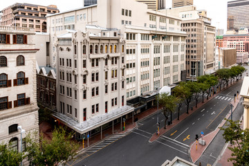 Obraz premium Opuszczona Adderley Street w Kapsztadzie podczas blokady koronawirusa