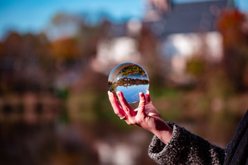 Glaskugel in Hand