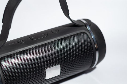 Parlante color negro en fondo blanco